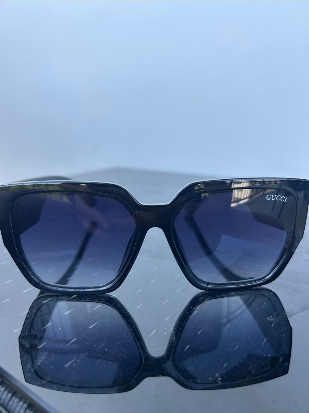 Gucci Black Sunglasses with Floral Snake-Print Temples - Picture 2 of 3